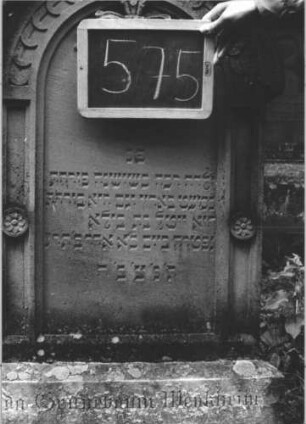 Grabstein 575 (Index: 99895388) Material: Sandstein Zustand: gut, Sockel leicht verwittert Maße HxBxT: 148x59x18 cm Beschreibung: Stele mit Rundbogenabschluss, kleiner Verdachung und Mittelakroter; Sockel Symbolik: Rosengebinde: Grabstein 575 (2)