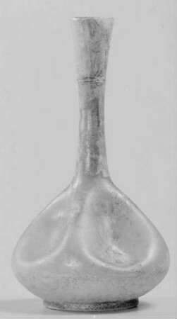 Langhalsige Flasche mit vier Dellen