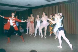 Bonn. Internationales Bonner Kindertheater. Gemischte Gruppe bei Darbietung von Theater, Tanz und Pantomime