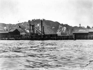 Industriehafen in San Francisco : Blick auf einige Gebäude des Hafens von San Francisco. Im Hintergrund der Telegraph Hill.
