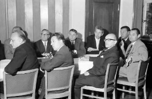 Freiburg: Theaterrestaurant; Gruppe Zuhörer mit Südkurier Redakteuren (rechts)