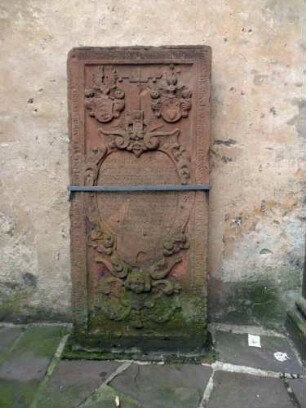 Totenkirche (Romanische Gründung)-Seitenschiff Nord Innen - Nordwand - Grabstein mit Umschrift und Jahr 1643 sowie Wappenkartuschen (aus ehemaligem Kirchhof)