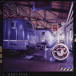 Versuchsdiesellok "DB 202 003-0" (DE 2500 UmAn) und Europalok E 410 012 im Lokschuppen