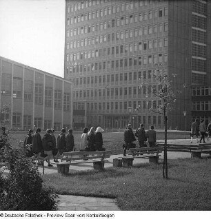 Pädagogische Hochschule; Bau der Sporthalle; Mensa mit Studenten; Innenansicht; Innenhof