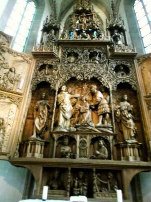 Stadtkirche-Hochchor Innen-Spätgotischer Cyriakus Hochaltar (um 1520) von Christoph von Urach-Zentralteil mit plastisch geschnitzten Figurenszenen sowie reicher Ornamentik