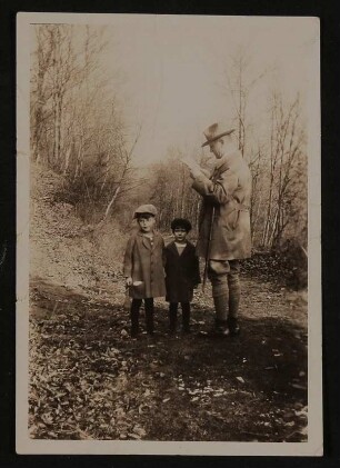 Sonntag am Heiligen Berg im Februar 1928, Mann mit zwei Buben im Alter von ca. 4 und 5 Jahren im Buchenwald