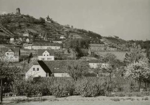 Radebeul-Oberlößnitz. Stadtteilansicht von Süden mit Bismarckturm (1907 eingeweiht; W. Kreis, A. Große) und Spitzhaus