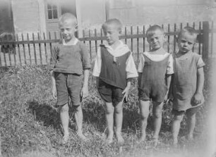 Vier kleine Jungen