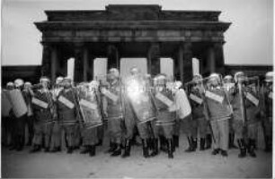 Volkspolizisten sperren am Abend des 2.Oktober das Brandenburger Tor