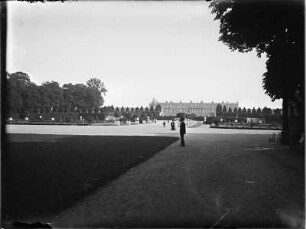 Versailles, Schloss Versailles, Schlossgarten von Versailles mit Gartenfassade des Schlosses im Hintergrund