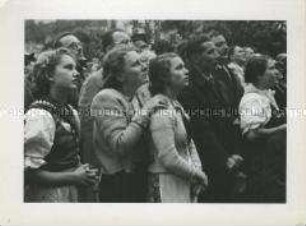 Frauen im Sudetenland während einer Rede Adolf Hitlers