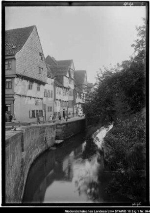 Fischerstraße von der heutigen Nord/LB aus gesehen, Ecke Kaiserplatz (Holzmarkt). An der Innenseite der Okermauer eine ins Wasser führende Steintreppe, wo ursprünglich Wäsche gespült wurde. (älterer Positivabzug vorhanden) Enthält: Platte 3 (eingeritzt: 6)