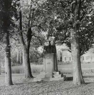Denkmal für die Gefallenen des 1. Weltkrieges der Gemeinde Schkölen : Denkmal für die Gefallenen des 1. Weltkrieges der Gemeinde Schkölen. Sandstein (nach 1918). Markranstädt-Schkölen, Hunnenstraße