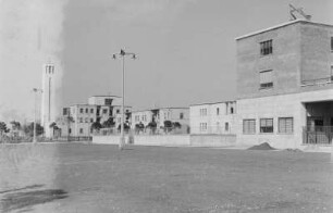 Stadtansicht : Blick über eine libysche Stadt mit modernem Kirchengebäude