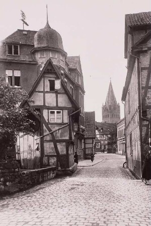 Soest, Wiesenstraße : Soest, Wiesenstraße. Blick zum Bügeleisenhaus und zum Turm St. Patrokli