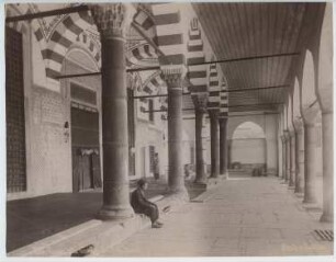 Rüstem-Pascha-Moschee, Istanbul: Ansicht, Säulenhalle zum Innenhof