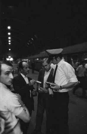 Heimreise der italienischen Gastarbeiter vom Hauptbahnhof Karlsruhe aus.