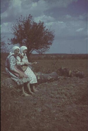 Zweiter Weltkrieg. Sowjetunion. Zur Einquartierung (wahrscheinlich in der Ukraine). Zwei Bauernmädchen mit Balalaika