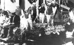 Neschwitz-Zescha. Neue Mühle, Festwagen zum Sorbentreffen, 1.5.1951 (v. r. n. links: Mühlenbesitzer Scholze, Juri Zschornack, Lehrling Gerhard Domann u.a.), Repro (Sammlung Juri Zschornack)