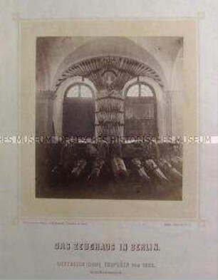 Ausstellung von Kriegsbeute aus dem preußisch-österreichischen Krieg im Erdgeschoss des Berliner Zeughauses