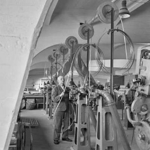 Mann mit aufgerollten Sägeblattern bei Borgward