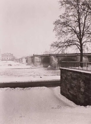 Dresden. Blick vom Altstädter Ufer unterhalb der Augustusbrücke über die Elbe mit Treibeis auf das Neustädter Ufer