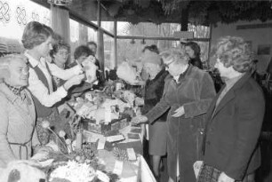 Deutscher Hausfrauenbund Ortsverband Karlsruhe. Gemeinsamer Basar mit dem Club junger Hausfrauen in der Nancyhalle