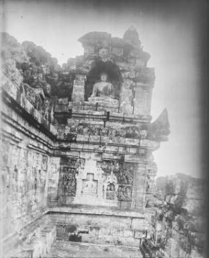 Buddhistischer Tempel : Blick auf eine Buddhastatue und Fresken au einem Buddhistischen Tempel