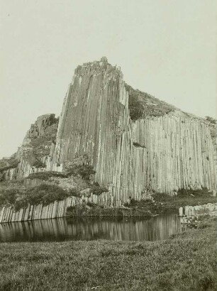 Steinschönau, Herrenhausfelsen : Steinschönau (Kamenický Šenov, Tschechien). Herrenhausfelsen aus Basaltsäulen