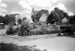 Schmorkau (Neukirch-Schmorkau). Ortsteilansicht mit Turm der Pfarrkirche