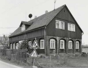 Neugersdorf, Umgebindehaus : Neugersdorf. Wohnhaus (2. Hälfte 19. Jahrhundert), Am Beerberg 20. Straßenansicht