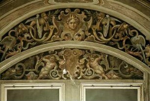 Fensterrahmung mit gekrönter Maske, Greifvögeln, Schlangen, Hasen, Putten und Katzen