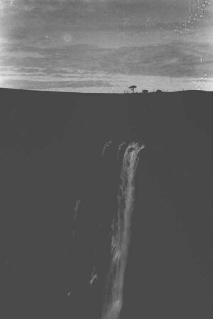 Wasserfall : Hoher Wasserfall an einer Felswand