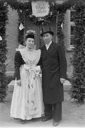 Sorbische katholische Hochzeit in Cölln. Das Brautpaar. : Serbski katolski kwas w Chelnje. Kwasny por.