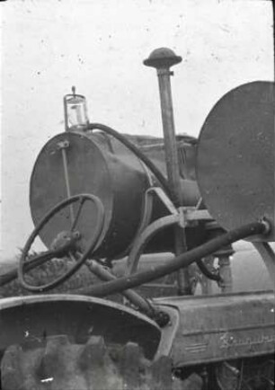 Bei dem Versuch zur Füllung mit Wasser durch Vakuum deformierte Wasserfässer der SsRn-4