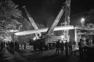 Montage des 75 Tonnen schweren Brückenmittelteils der neuen Fußgängerbrücke am Adenauerring in Höhe der Linkenheimer Allee