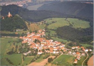 Seitenroda. Ortsansicht mit Leuchtenburg (1221 erwähnt). Luftbild-Schrägaufnahme von Südost