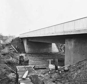 Stormarner Straße: Straßenbau: Neubau der Brücke zwischen Oststeinbek und Havighorst vor Fertigstellung: vorn links Betonplatten und Baumaterial: hinten links Arbeiter beim Befestigen der Böschung: unterhalb Brücke projektierte Trasse der Umgehungsstraße Möllner Landstraße