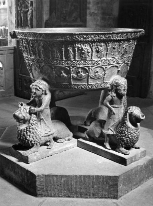 Taufbecken : Taufbecken. Bronze (um 1230). Bremen, Dom Sankt Petri, Westkrypta