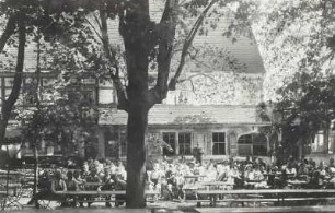 Brabschütz-Podemus (Dresden-Podemus), Zschonergrund 2. Zschonermühle (Mahlmühle). Gästegarten mit Schülergruppen vor dem Hauptgebäude