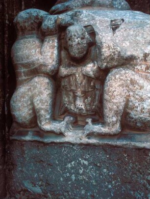 Südliches Portal — Mann und Bären als Tragefiguren