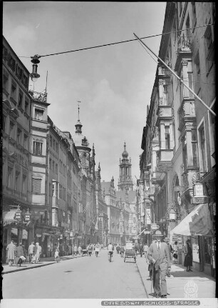 Dresden-Alstadt. Schloßstraße. Blick nach Norden zum Turm der Hofkirche