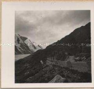 Großglockner-Hochalpenstraße, Blick zum Massiv und zum Gletscher