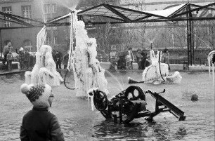 Basel: [Tinguely-]Brunnen vor dem Stadttheater, vereist