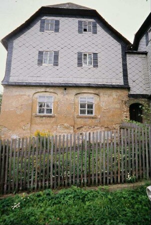 Wohnhausgiebel, davor Garten