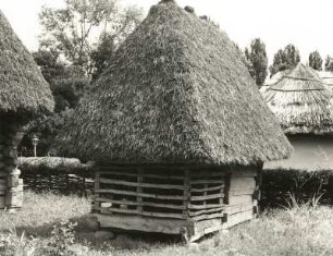 Bukarest, Dorfmuseum (Freilichtmuseum). Blockspeicher mit Wirrstrohdach aus Lapus, Maramures