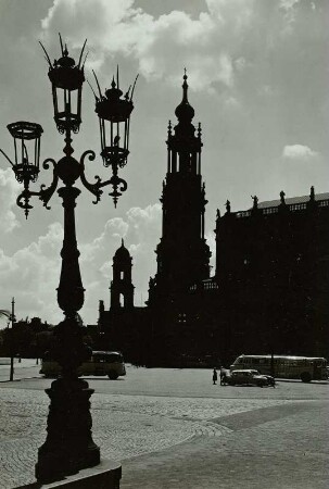 Dresden-Altstadt, Theaterplatz. Blick vom Opernhaus zur Hofkirche