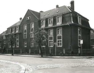 Radebeul, Trachauer Straße 55. Doppelwohnhaus einer Wohnsiedlung (um 1925). Eckansicht mit Fassade Wiesenstraße