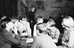Freiburg: Haus der Jugend; diskutierende Jugendgruppe im Haus der Jugend