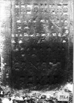 Grabstein 896 (Index: 99753250) Material: Sandstein Zustand: verwittert Maße HxBxT: 100x42x11 cm Beschreibung: Stele, geschwungener Abschluß, Schriftfeld eingetieft Symbolik: stilisierte Muschel: Grabstein 896A